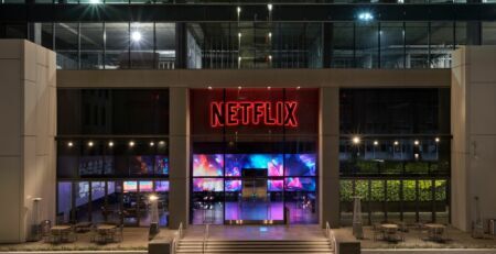 Im April hat Netflix angekündigt, dass zusätzlich zum bestehenden werbefreien Basis-, Standard- und Premium-Tarifen ein neues, günstigeres werbefinanziertes Abonnement für Verbraucher eingeführt wird. Heute hat Netflix bekannt geben zu können, dass Microsoft als globalen Partner für Werbetechnologie und Vertrieb ausgewählt wurde.