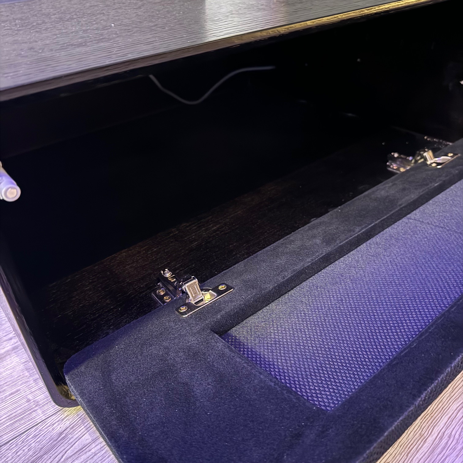 Zintegrowana niska szafka do telewizora laserowego (10)