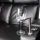 Elegantní držák sklenic na víno pro sedadla v kině